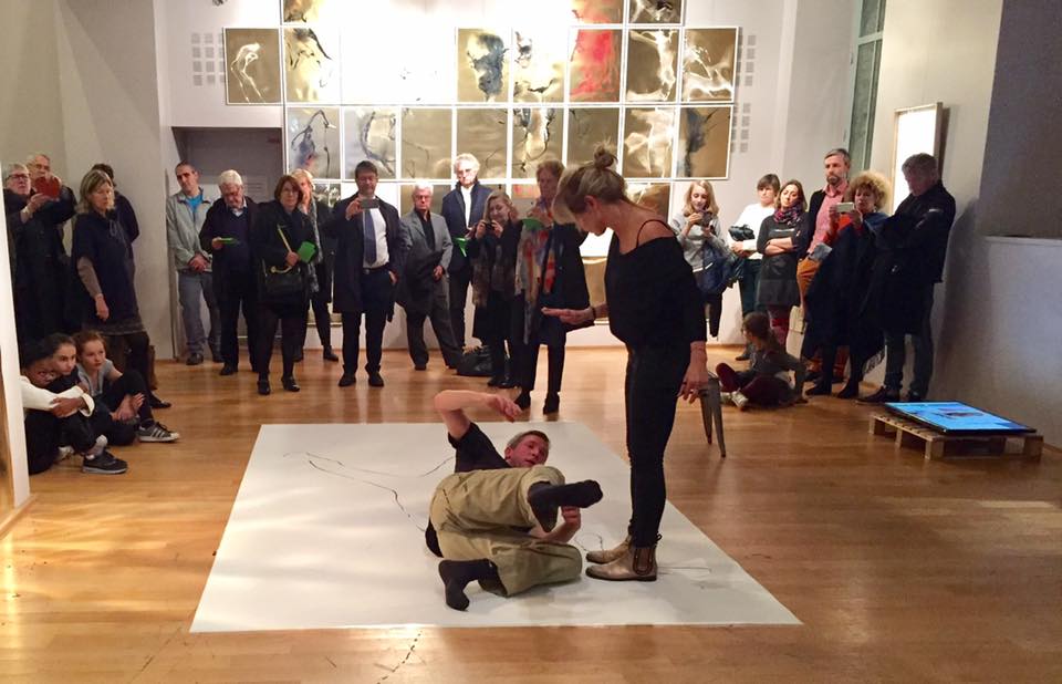 15027743_10211079364850136_4542893403593619515_n Performance dansée pendant un vernissage