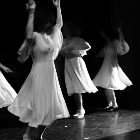 Danseuses de l'atelier modern jazz pendant un spectacle de danse de l'ECLA