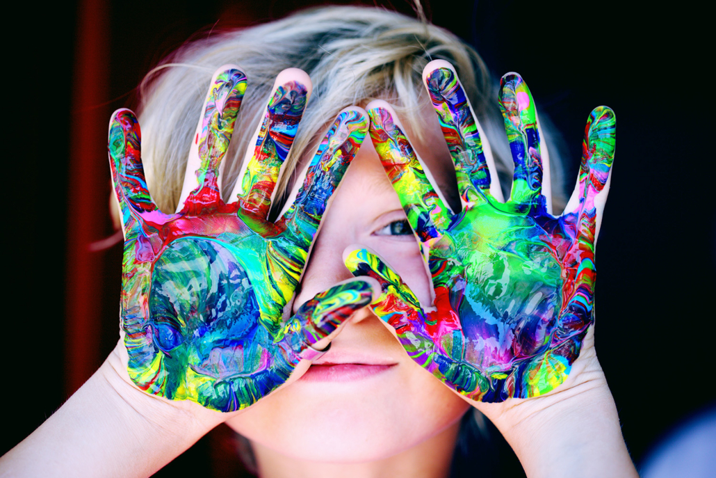 Enfant aux mains couvertes de peinture