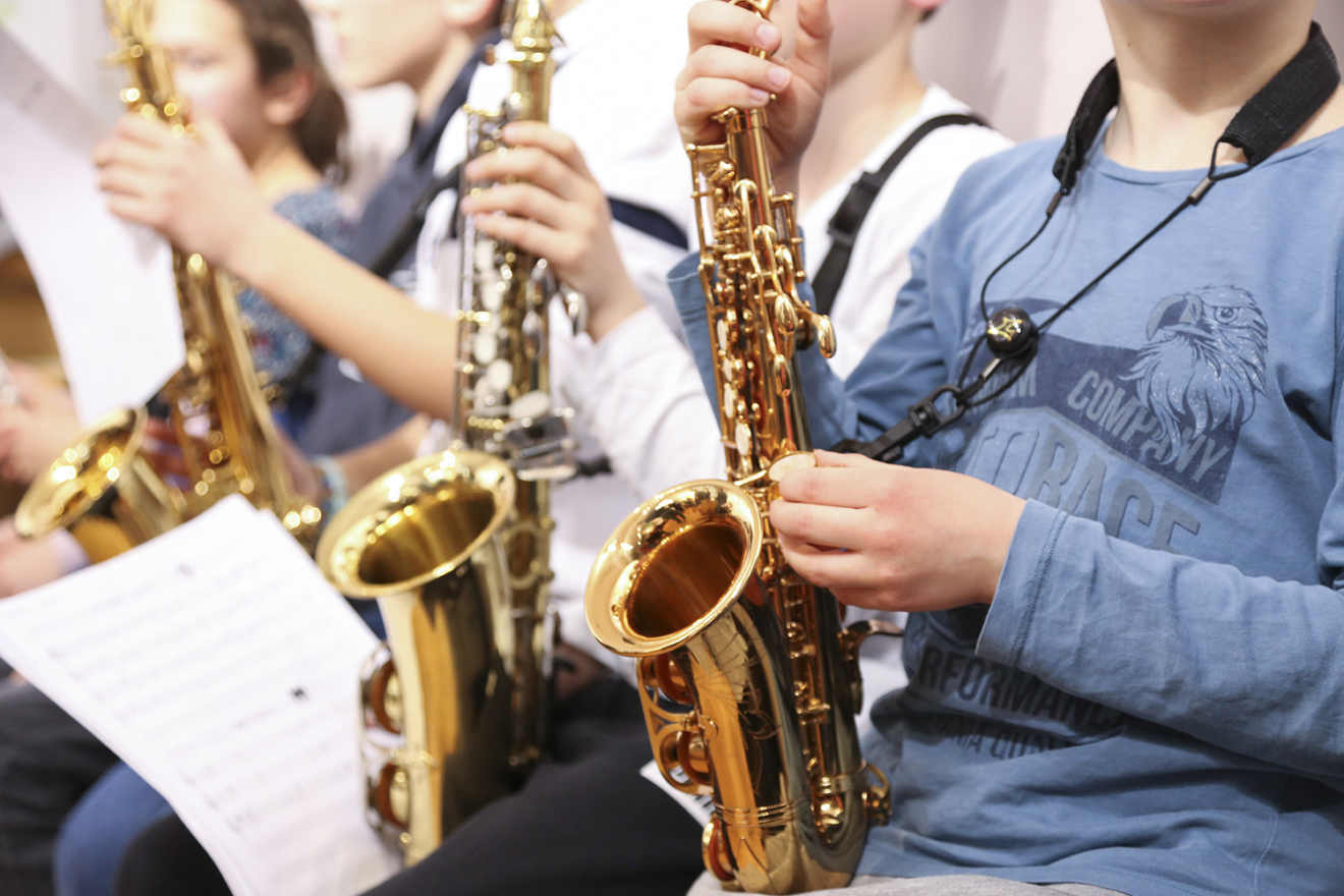 Elèves de l'ECLA tenant leurs saxophones