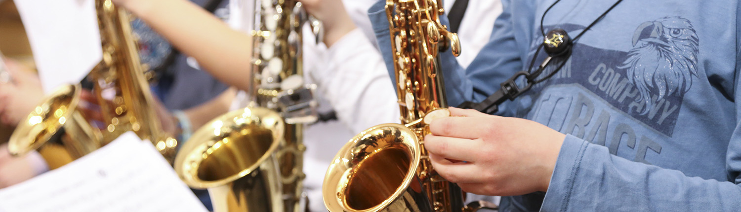 Elèves de l'ECLA tenant leurs saxophones