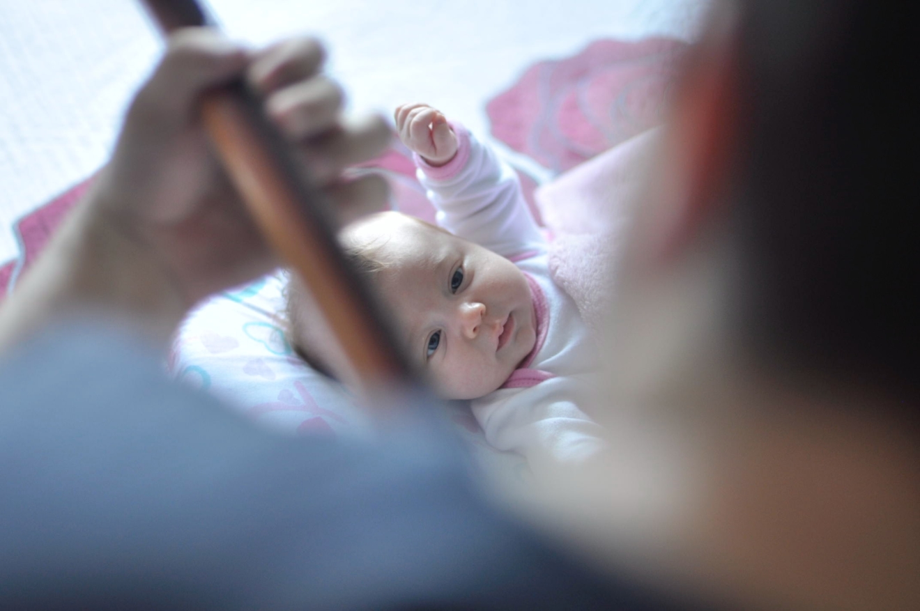 Bébé écoutant son papa jouer de la guitare