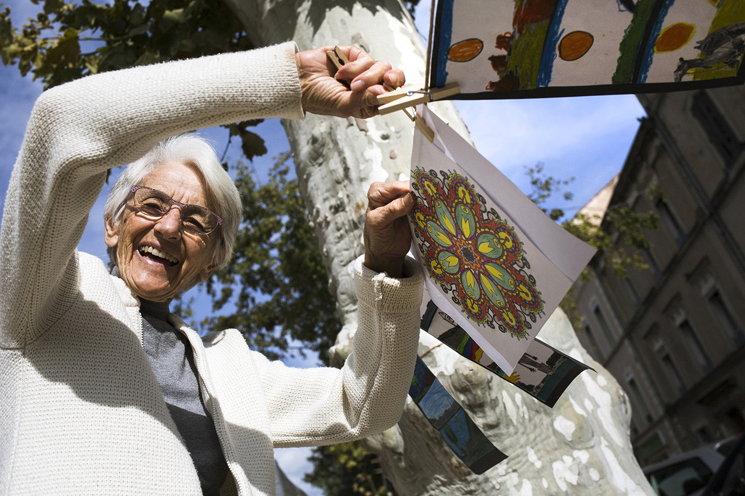 Une personne accroche un dessin pendant la Grande Lessive 2019