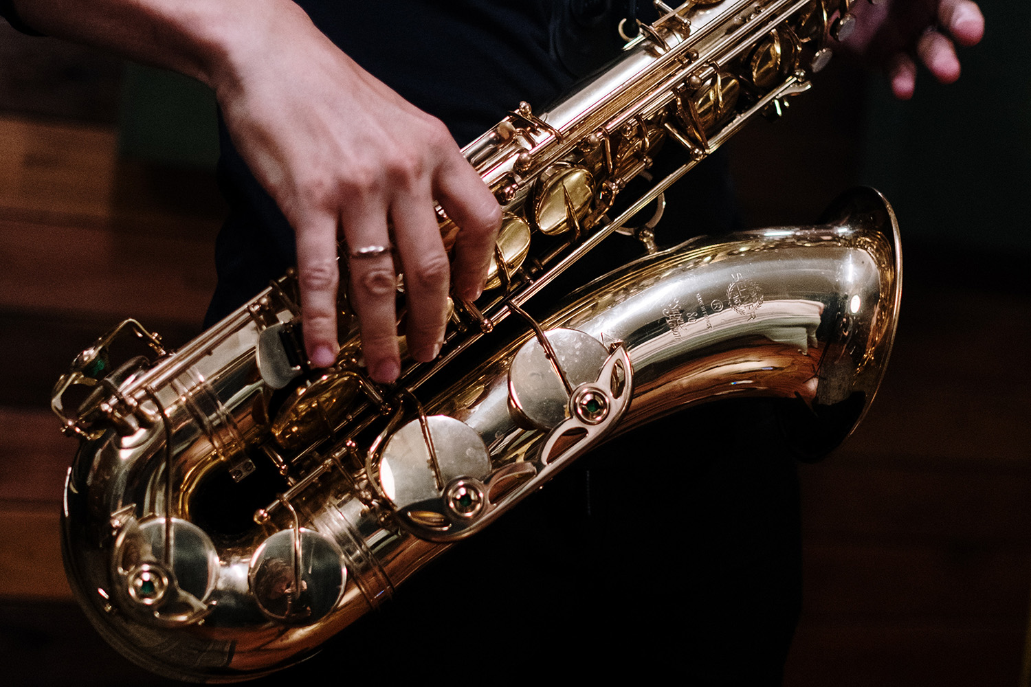 Gros plan sur un saxophone