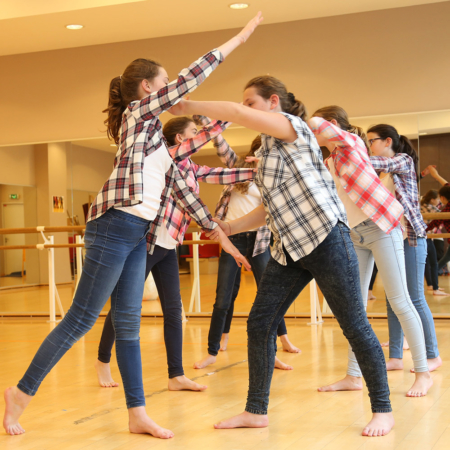 Jeunes répétant le spectacle de danse à l'ECLA