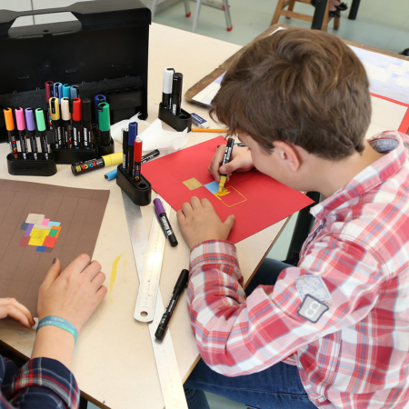 Enfant dessinant au Posca dans l'ateilier dessin peinture de l'ECLA