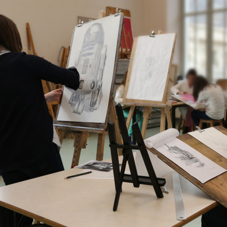 Adhérente dessinant dans un cours de dessin peinture à l'ECLA