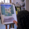 Adhérente reproduisant un paysage en atelier peinture à l'ECLA