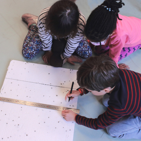 Enfants dessinant dans un atelier d'arts plastiques de l'ECLA