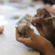 Enfant sculptant pendant l'atelier terre-céramique