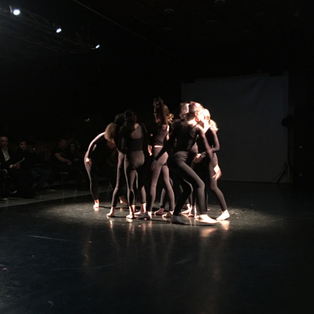 Groupe de danseuses pendant un spectacle de danse de l'ECLA