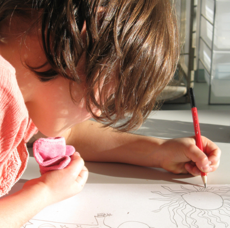 Enfant dessinant à l'ECLA