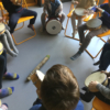 Enfants jouant des percussions dans l'atelier éveil musical de l'ECLA