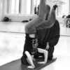 Enfant s'entraînant à faire une figure acrobatique en cours de hip-hop à l'ECLA