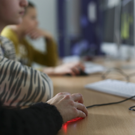 Enfants travaillant sur odinateur à l'ECLA