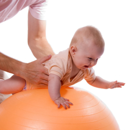 Bébé faisant de la gymnastique avec son père