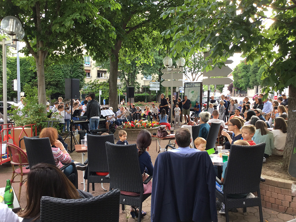 Le Big Band de l'ECLA jouant pendant la Fête de la musique