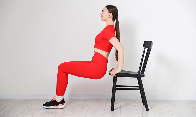 Une femme fait de la gym assise