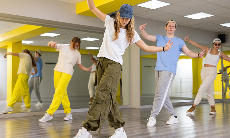 Des jeunes pratiquent le hip-hop