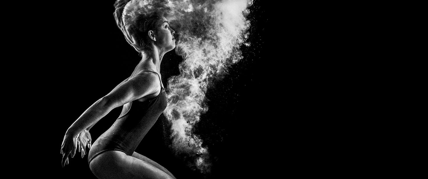 Danseuse et nuage de poudre, photo noir et blanc